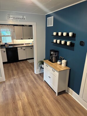 Fridge, microwave, oven, stovetop - River Respite: BIG Yard • Outdoor Kitchen • Boat Ramp & Dock (Bay City)