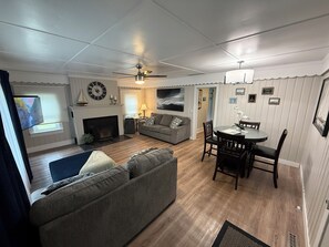 Living area - River Respite: BIG Yard • Outdoor Kitchen • Boat Ramp & Dock (Bay City)