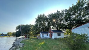 Una propiedad junto al lago con una casa, un muelle y un pabellón.