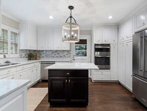 Private kitchen - Buckhead 3BD/3BA, newly furnished, available during May & World Cup. (Atlanta)