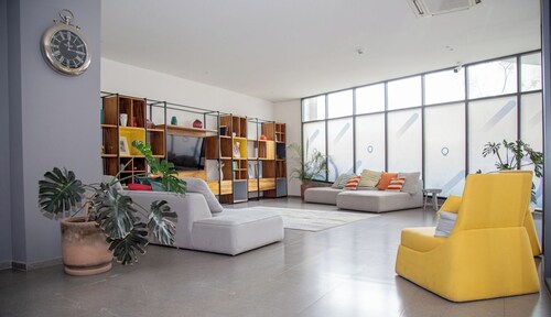 Mr. W | 2BR Large Apartment Pool+Amenities