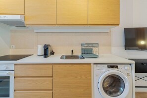 Microwave, oven, stovetop, coffee/tea maker - Downtown Setúbal Apartment I (Setúbal)