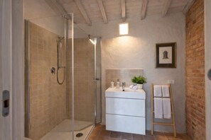Haartrockner, Handtücher, Seife, Toilettenpapier