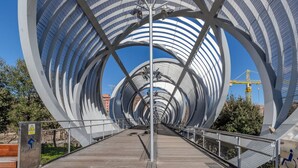 A modern architectural structure with a circular design, a pedestrian walkway, and a bicycle lane. - Bright and Fantastic Studio - Suitable for Ambassadors (Madrid)