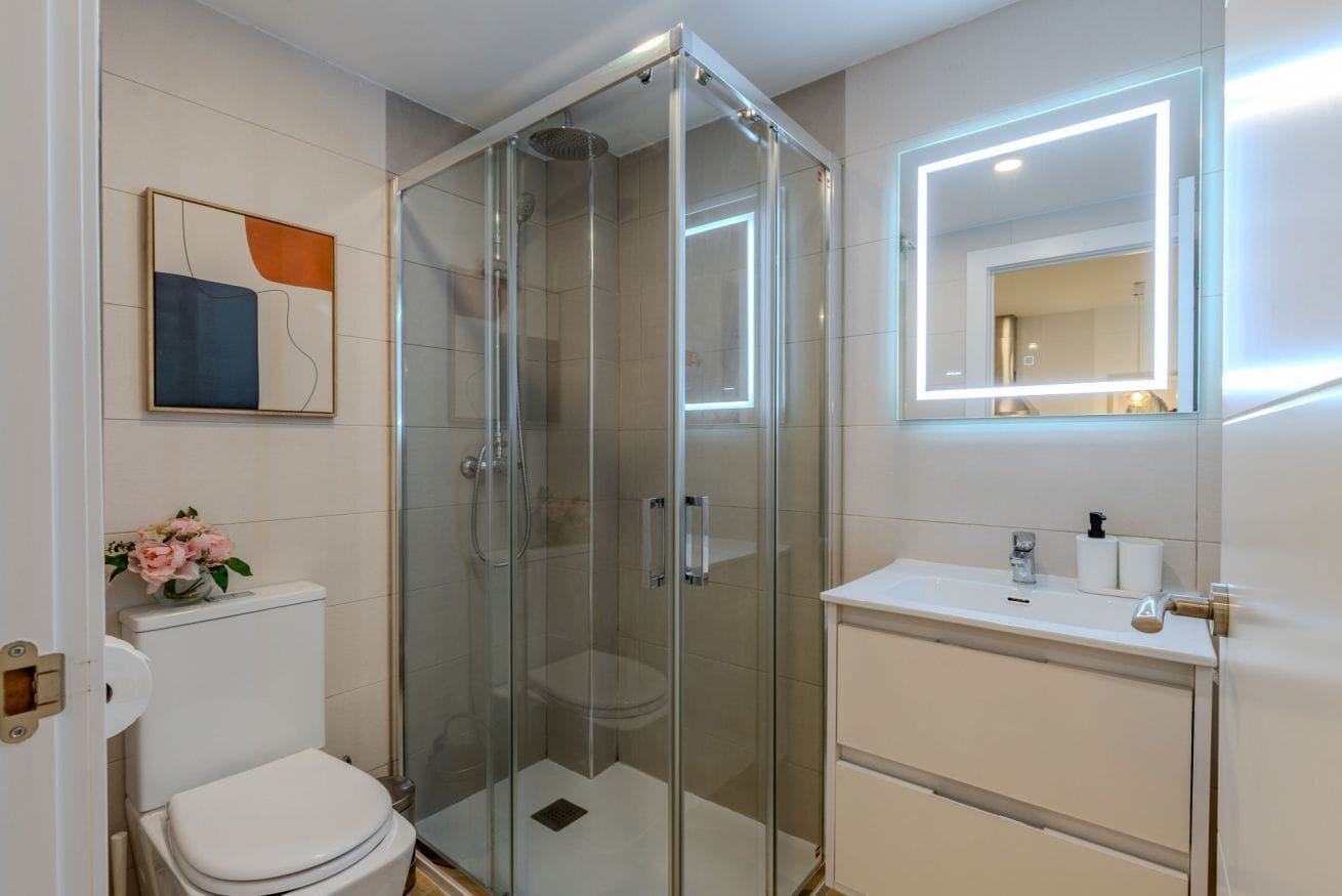 Shower, towels, shampoo