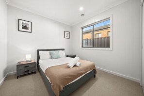 4 bedrooms, iron/ironing board, WiFi, bed sheets - Werribee Nature Sounds：4B Family Getaway 2Garage (Werribee)