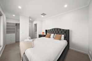4 bedrooms, iron/ironing board, WiFi, bed sheets - Werribee Nature Sounds：4B Family Getaway 2Garage (Werribee)
