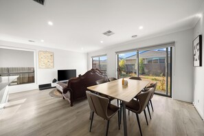 Interior - Werribee Nature Sounds：4B Family Getaway 2Garage (Werribee)