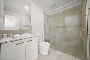 Hair dryer, towels, soap, toilet paper - Werribee Nature Sounds：4B Family Getaway 2Garage (Werribee)