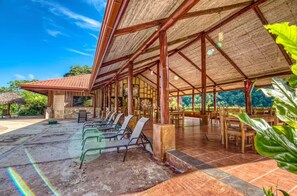 Outdoor dining - Villa 27B Toucan Valley Jungle Resort (Ciudad Cortés)