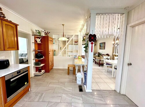 5 mins to largest park, 2 mins to highway & mall. Quality home, pet-friendly.