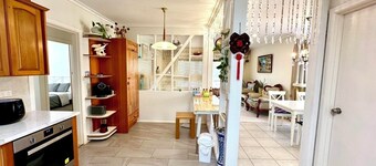 5 mins to largest park, 2 mins to highway & mall. Quality home, pet-friendly.