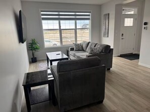 Smart TV - Comfort Haven | Modern 3BR Smart Home | A/C, WiFi & Free Parking (Calgary)