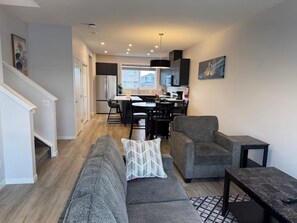 Smart TV - Comfort Haven | Modern 3BR Smart Home | A/C, WiFi & Free Parking (Calgary)