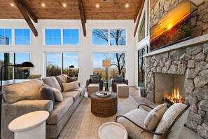 Smart TV, fireplace, table tennis - Discover Pool Paradise w/ Breathtaking Lake Views (Blue Ridge)