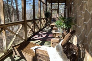 Interior - Airport Runway 33: Free Tickets, Pool Table, Hot Tub (Pigeon Forge)