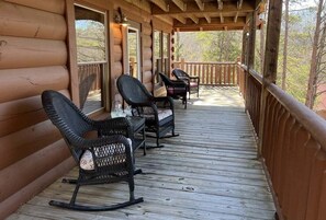 Property grounds - Airport Runway 33: Free Tickets, Pool Table, Hot Tub (Pigeon Forge)