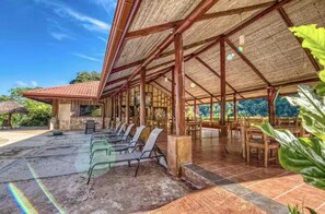 Outdoor dining - Villa 31B Toucan Valley Jungle Resort (Ciudad Cortés)