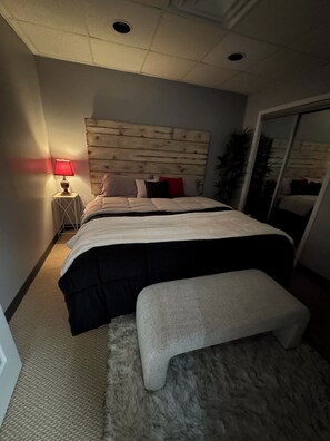 Room - Beautiful apartment, Close to downtown, Gated entrance.Quiet neighborhood (Midland)