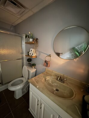 Bathroom - Beautiful apartment, Close to downtown, Gated entrance.Quiet neighborhood (Midland)