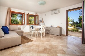 TV - Fiord's House - pool view (Santa Teresa Gallura)