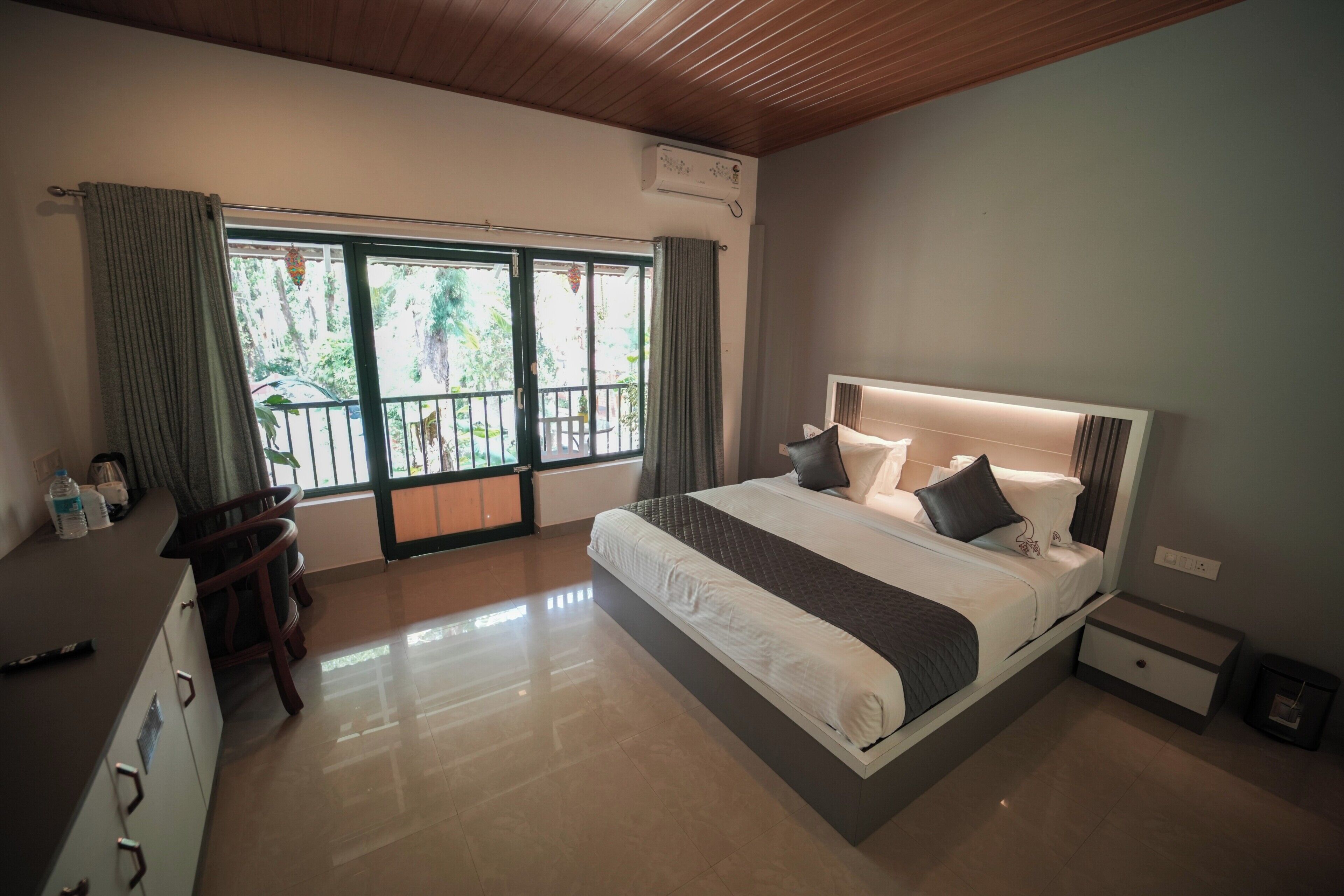 Kamar Klub, pemandangan kebun | Seprai premium, dilengkapi dengan perabotan berbeda-beda, dan meja kerja