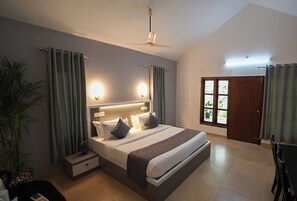 Estudio familiar, vista al jardín | Ropa de cama de alta calidad, muebles diferentes y escritorio 