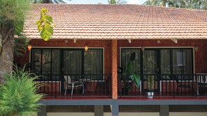 Chambre Club, vue sur le jardin | Literie de qualité, ameublement unique, bureau