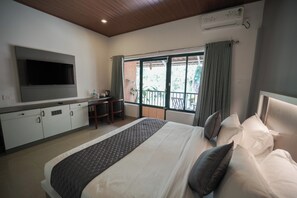 Ropa de cama de alta calidad, muebles diferentes y escritorio 