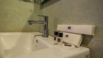 Club Cabin | Bathroom