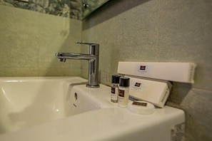 Club Cabin | Bathroom