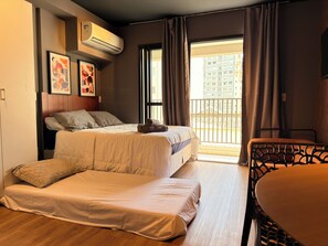 1 habitación, tabla de planchar con plancha, wifi gratis y ropa de cama 