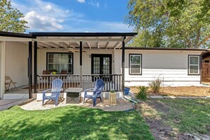 Outdoor dining - Near Aquatica water park and The Pearl District is one of the best spots in SA (San Antonio)