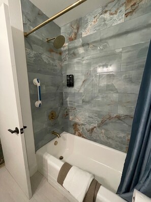 Dusche, Haartrockner, Handtücher, Seife