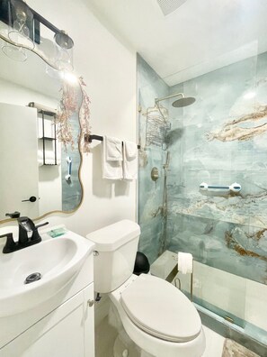 Shower, hair dryer, towels, soap - 4 BR Near Lackland AFB- Family Friendly (San Antonio)