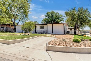 Exterior - Near Aquatica water park and The Pearl District is one of the best spots in SA (San Antonio)