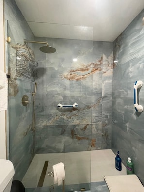 Dusche, Haartrockner, Handtücher, Seife