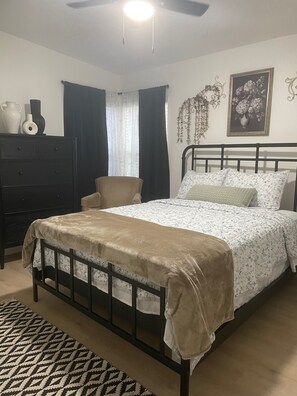 4 bedrooms, in-room safe, iron/ironing board, free WiFi - 4 BR Near Lackland AFB- Family Friendly (San Antonio)