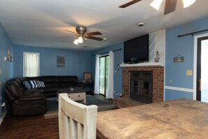 Living area - MASTERS WEEK Lake home with amazing sunset views in Greensboro (Greensboro)