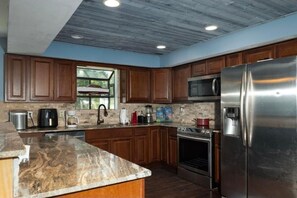 Private kitchen - MASTERS WEEK Lake home with amazing sunset views in Greensboro (Greensboro)