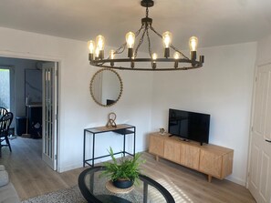 TV - Modern 3 bed home by Glasgow airport (Paisley)