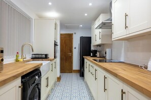 Fridge, microwave, oven, stovetop - Tranquil Stoke-on-Trent 4bed, 2 Bath, Parking (Stoke-on-Trent)