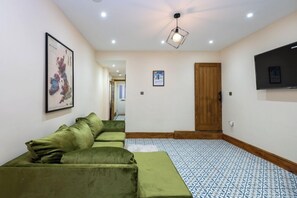 TV - Tranquil Stoke-on-Trent 4bed, 2 Bath, Parking (Stoke-on-Trent)