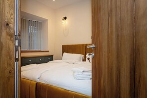 Een strijkplank/strijkijzer, wifi, beddengoed