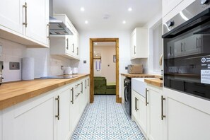 Fridge, microwave, oven, stovetop - Tranquil Stoke-on-Trent 4bed, 2 Bath, Parking (Stoke-on-Trent)