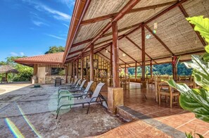 Outdoor dining - Villa Tranquil Toucan Valley Jungle Resort (Ciudad Cortés)