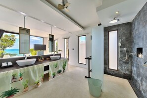 Villa familiar, balcón, vista al océano | Baño | Regadera tipo lluvia, amenidades de baño gratuitas, secadora de cabello 