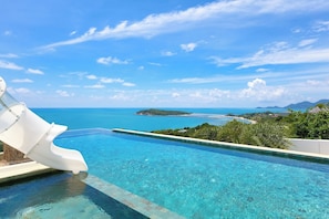 An infinity pool with a clear view of the ocean and a distant island. - Villa Turquoise 1  (Koh Samui)