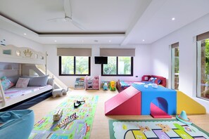 A child's playroom with a bunk bed, play mats, and toys. - Villa Turquoise 1  (Koh Samui)