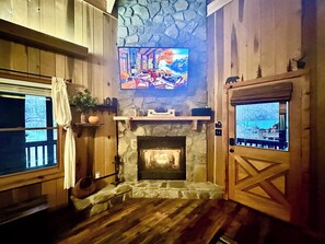 Interior - Cozy Studio Smoky Mountain Cabin - Unbeatable Location (Pigeon Forge)